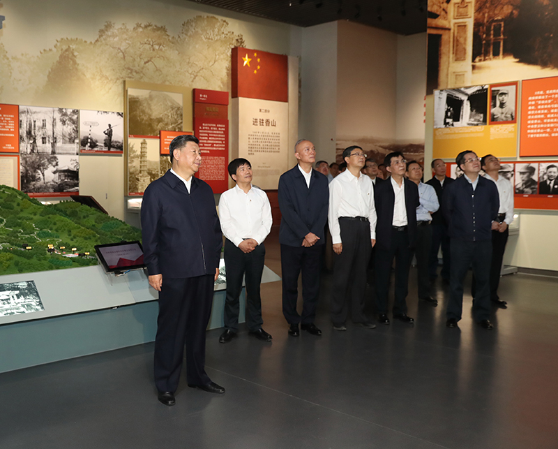 9月12日，中共中央总书记、国度主席、中央军委主席习近平视察中共中央北京香山革命留想地。这是习近平在香山革命留想馆参观《为新中国奠基》主题展览。