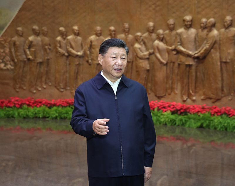 9月12日，中共中央总书记、国度主席、中央军委主席习近平视察中共中央北京香山革命留想地。这是习近平在香山革命留想馆参观《为新中国奠基》主题展览，并颁发沉要讲话。